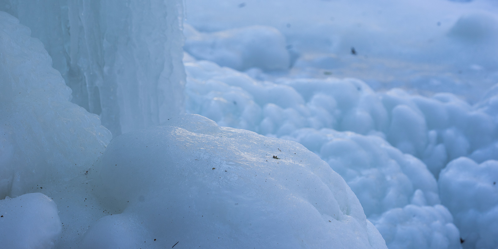 am Sockel der Säule